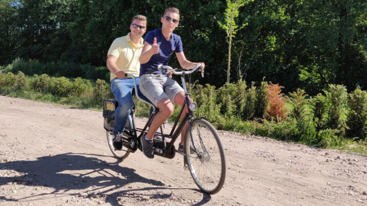 Achterop de tandem